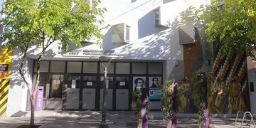 La Municipalidad de Godoy Cruz convocó a los vecinos para confeccionar una gran bandera que cubrirá el 20 de junio la fachada de la Bibiloteca Pública Manuel Belgrano. Gentileza MGC