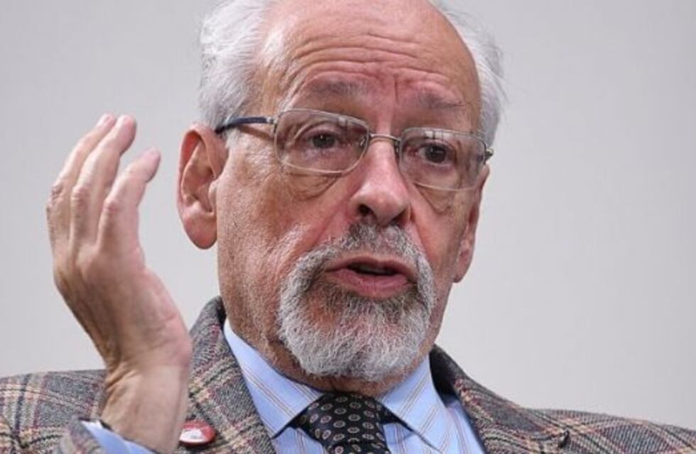 Despidieron a Horacio Verbitsky de su columna radial tras afirmar que se había vacunado en el Ministerio de Salud