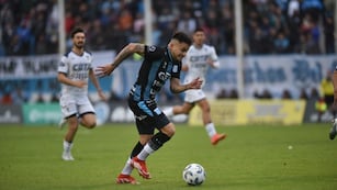 Racing lo ganaba por un penal que le cometieron al Loco José Méndez (Javier Ferreyra / La Voz).