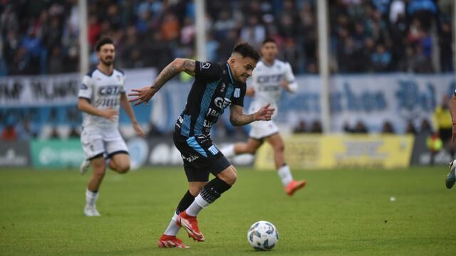 Racing lo ganaba por un penal que le cometieron al Loco José Méndez (Javier Ferreyra / La Voz).