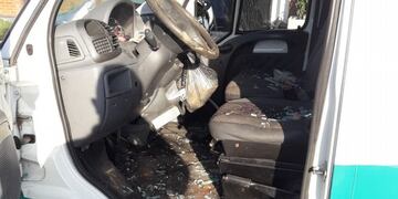 La ambulancia se retiró del lugar bajo una lluvia de piedras.