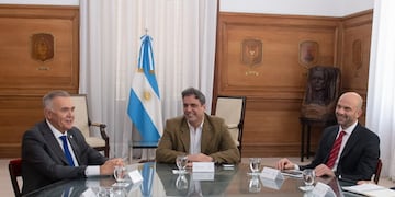 El mandatario y vicejefe de Gabinete del Interior analizaron el tema del aeropuerto local