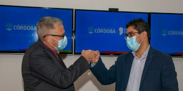 El intendente Gabriel Musso junto al ministro de Salud, Diego Cardoza, tras la firma del convenio. (Foto: Facebook / Municipalidad de Cosquín Oficial).
