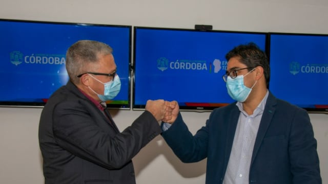 El intendente Gabriel Musso junto al ministro de Salud, Diego Cardoza, tras la firma del convenio. (Foto: Facebook / Municipalidad de Cosquín Oficial).