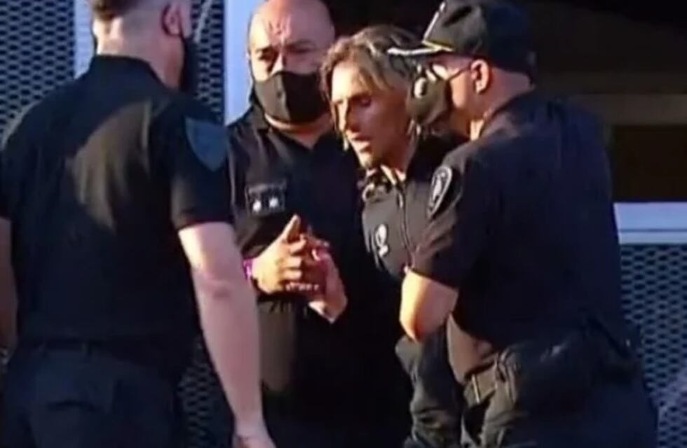 Sebastián Beccacece explotó de bronca y le labraron un acta: tiró una botella a la tribuna de San Lorenzo