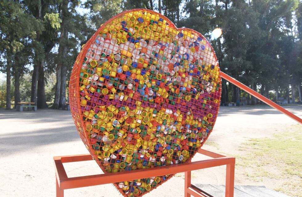 A punto de cumplir 2 años, se completó el primer corazón de “tapitas” del 2024 en el Balneario de Arroyito