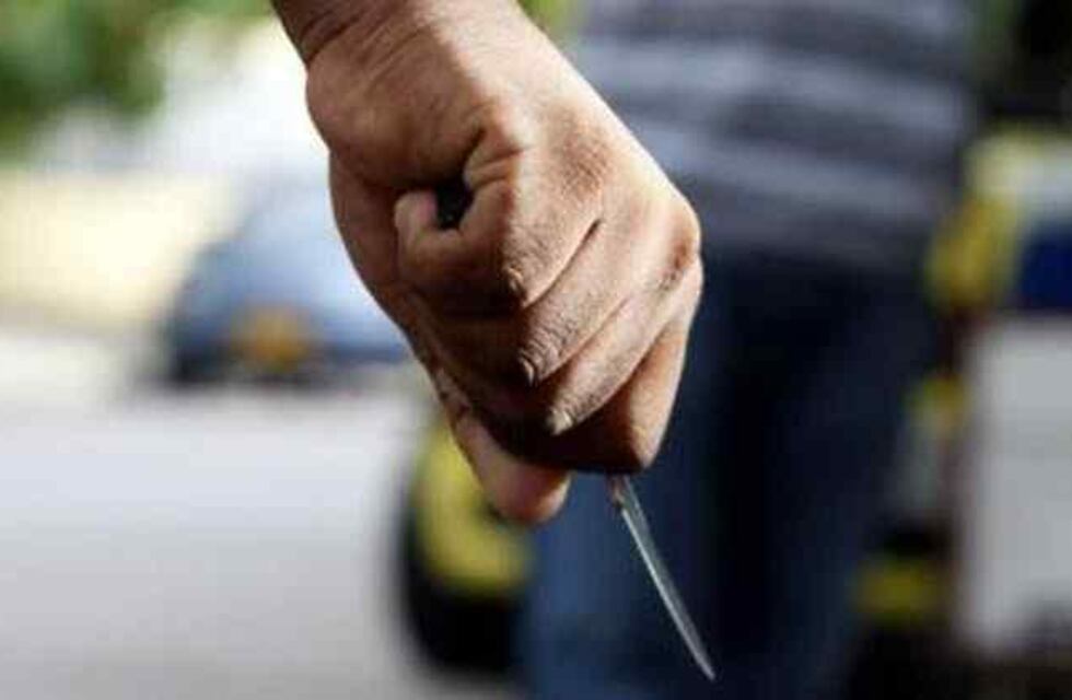 Arroyito: amenazaba a los presentes con un cuchillo en un bar y lo detuvo la policía