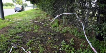 El auto del uniformado estaba estacionado sobre la mano sur de Mongsfeld al 500\u002E (Juan José García)