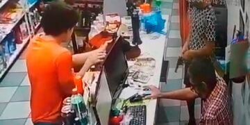 Entregó su hijo a la policía luego de reconocerlo en el video de un asalto publicado en Facebook\u002E (Misiones Online)\u002E