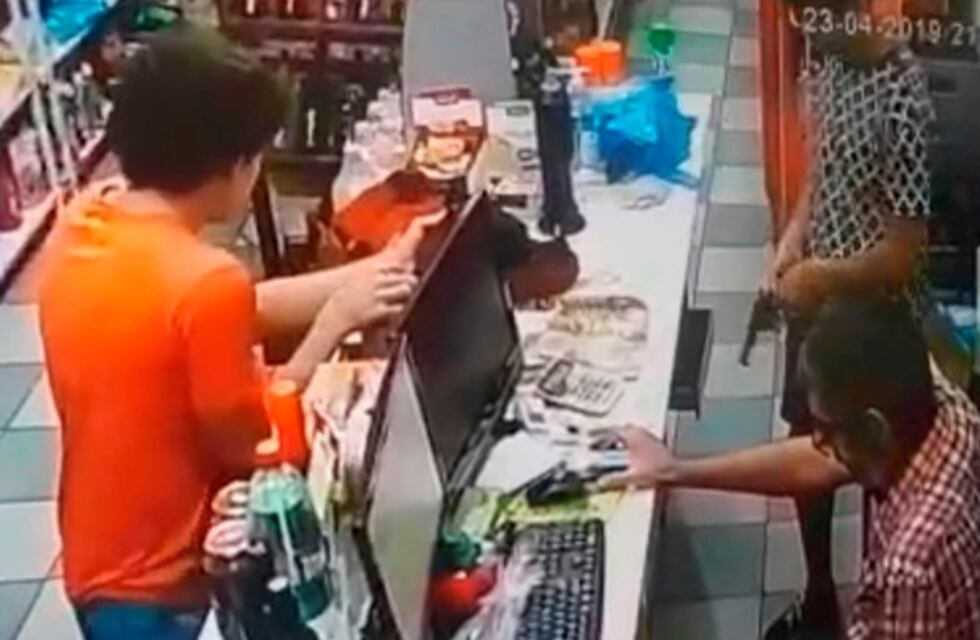 Entregó su hijo asaltante: lo vio en un video publicado en Facebook