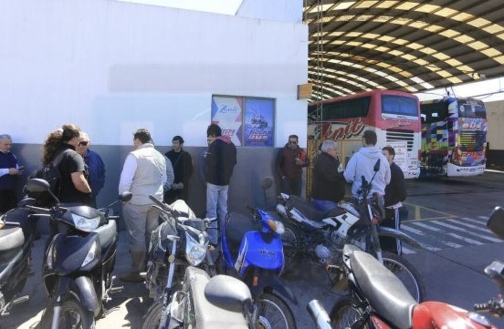 Empleados de Flechabus se manifiestan tras despidos imprevistos