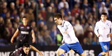 Football Soccer - Copa Libertadores - Chile's Universidad Catolica v Argentina's San Lorenzo - San Carlos de Apoquindo stadium, Santiago, Chile, 12/4/17 - Alfonso Parot (R) of Universidad Catolica and Fernando Belluschi of San Lorenzo in action\u002E REUTERS/Ivan Alvarado santiago chile Alfonso Parot campeonato torneo copa libertadores2017 futbol futbolistas partido universidad catolica san lorenzo