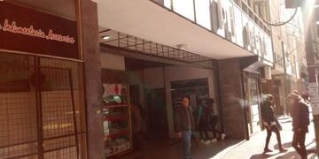 El sujeto se le metió en el local a la víctima y la habría manoseado en plena Galería Planeta\u002E