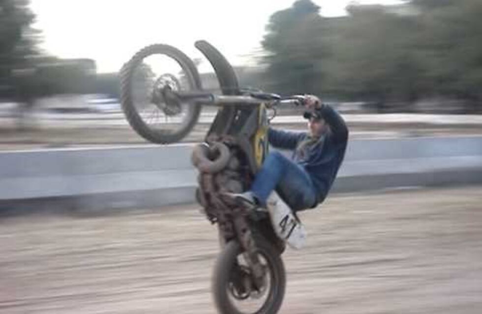 Iba haciendo "willy" en su moto, perdió el control y se accidentó