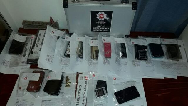 Los investigadores secuestraron 19 celulares en poder de los presuntos delincuentes.
