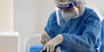 A health worker takes a sample for a COVID-19 test from a resident of the Kennedy neighborhood, one of the areas with the highest rate of positive cases in Bogota, on June 11, 2020\u002E (Photo by Raul ARBOLEDA / AFP)   hisopado