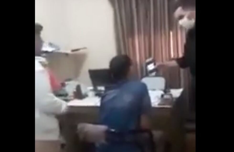 La implacable lección de un policía a dos jóvenes que violaron la cuarentena