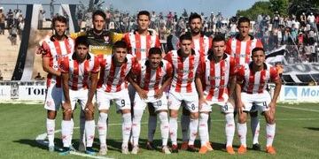 El arquero sacó un par de pelotas del ángulo\u002E Pero la Gloria se vuelve con las manos vacías\u002E