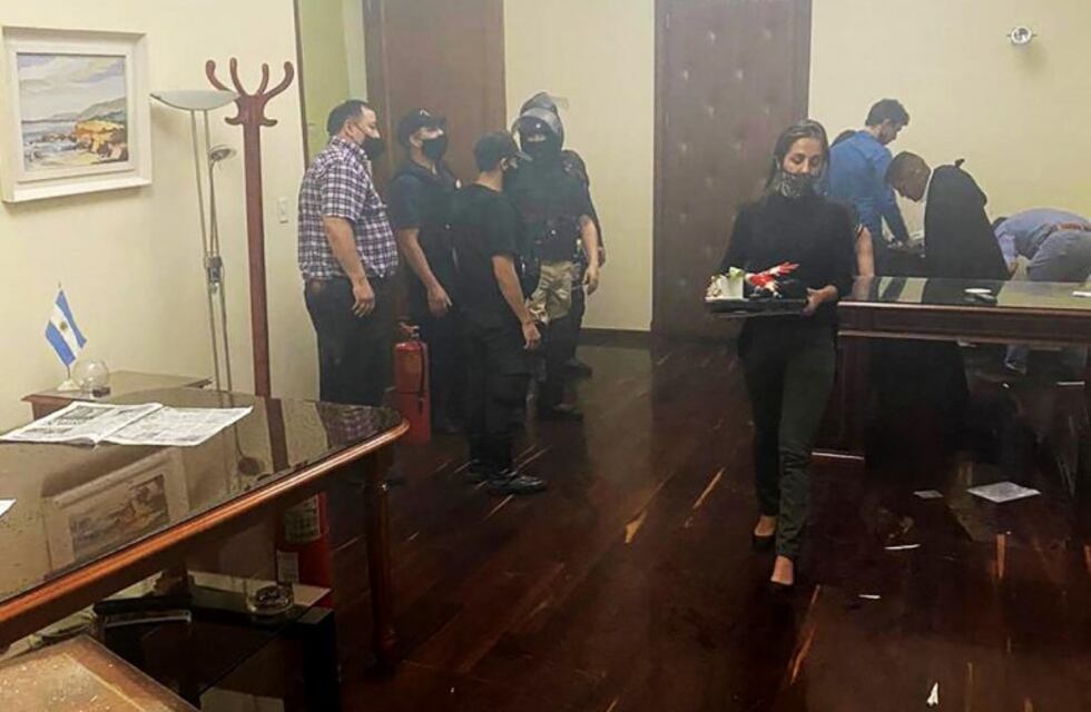 Manifestantes anti mineros provocaron destrozos e intentaron incendiar Casa de Gobierno