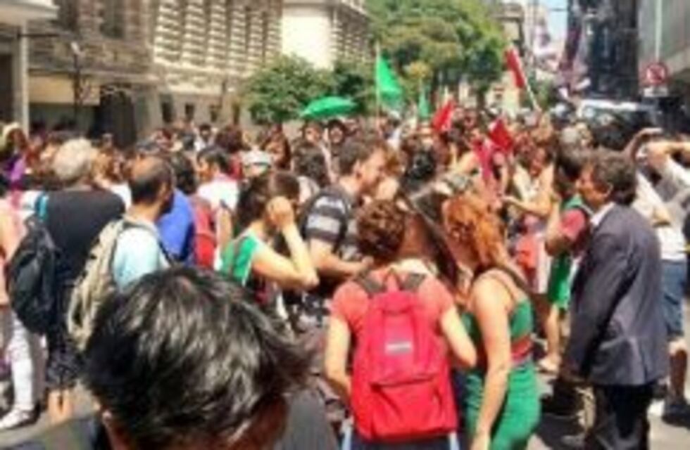 Tras la represión policial, trabajadores permanecen con la toma del Ministerio de Educación