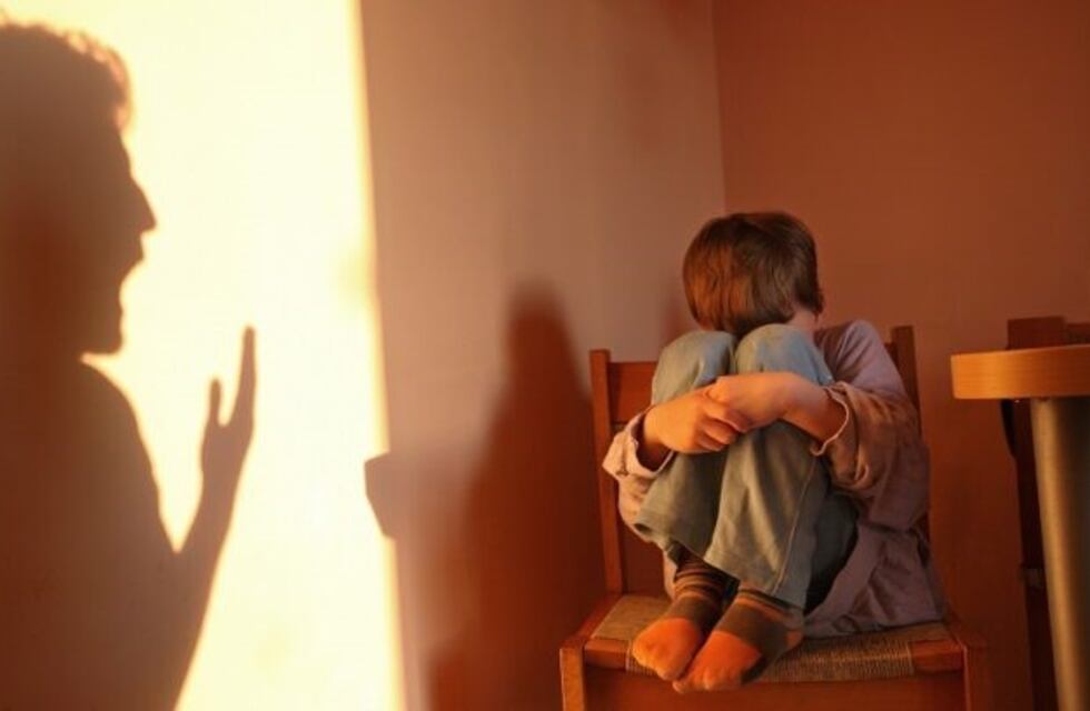 Alem: niño escapó de su casa para pedir ayuda por los golpes con una tabla con clavos que le propinaba su padre