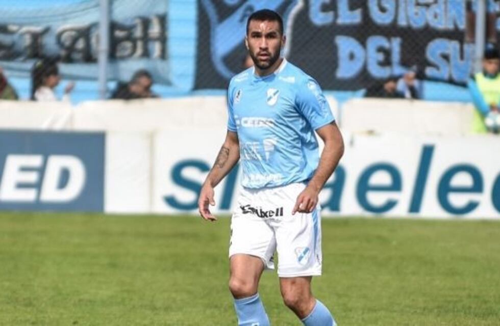 El futbolista de Temperley Enzo Baglivo sufrió un accidente automovilístico y quedó internado