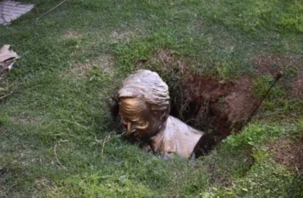 Rompieron y enterraron un busto de Néstor Kirchner en Roque Pérez