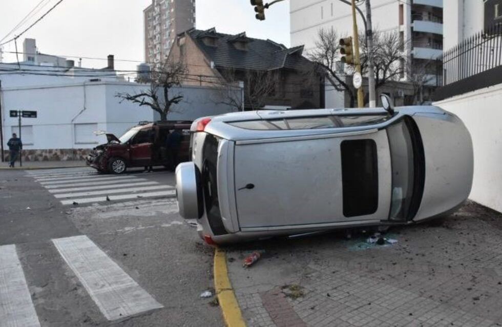 Una camioneta pasó el semáforo en rojo y chocó contra otra en pleno centro