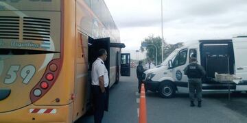 El micro fue sometido a un control en el peaje cercano a Timbúes\u002E (@seguridadpsa)