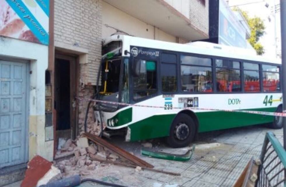 Un colectivo se metió adentro de una casa y hay cuatro heridos