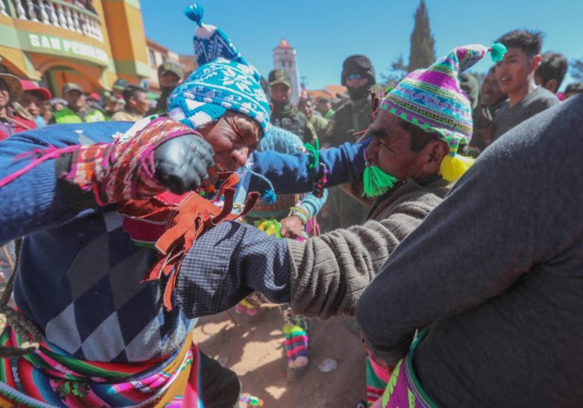 ACOMPAÑA CRÓNICA: BOLIVIA TRADICIONES - BOL01\u002E SAN PEDRO DE MACHA (BOLIVIA), 04/05/2019\u002E- Indígenas bolivianos de Potosí participan en una pelea tradicional en fiesta de la Cruz este sábado, en San Pedro de Macha (Bolivia)\u002E Puñetazo a puñetazo, unas gotas de sangre riegan la Pachamama, la Madre Tierra, en una de las tradiciones milenarias más singulares de Bolivia, el tinku o encuentro de Macha\u002E Este sábado es el día más turístico en el pueblo, para presenciar una tradición que se remonta a antes de los incas, con algo de sincretismo con la religión católica, que la hizo coincidir con la fiesta de la Cruz\u002E EFE/Martin Alipaz