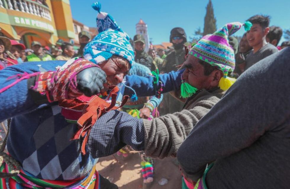 Unas gotas de sangre riegan la Madre Tierra en un rito milenario