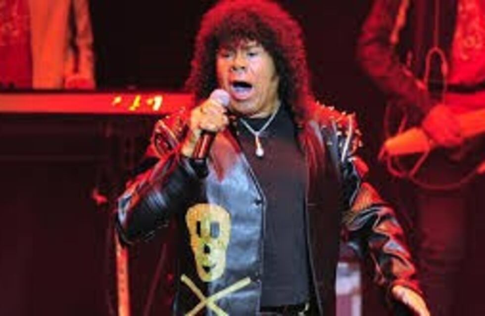 La Mona cantó sentado... y dio los motivos