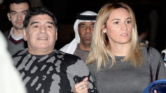 ARCHIVO - El ex futbolista argentino Diego Armando Maradona y su novia, Rocu00edo Oliva, fotografiados el 02/02/2016 en Dubai, Emiratos u00c1rabes. El mu00edtico deportista fue interrogado el 15/02/2017 por la Polu00edcia espau00f1ola en Madrid tras una