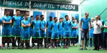 HANDOUT - Con la presencia de uno de los sobrevivientes del accidente au00e9reo que enlutu00f3 al fu00fatbol mundial, el defensa Neto (en la imagen con muletas), el club brasileu00f1o Chapecoense presenta el 06/01/2016 a su renovada plantilla.rn(Vinculado al texto de dpa