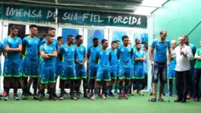 HANDOUT - Con la presencia de uno de los sobrevivientes del accidente au00e9reo que enlutu00f3 al fu00fatbol mundial, el defensa Neto (en la imagen con muletas), el club brasileu00f1o Chapecoense presenta el 06/01/2016 a su renovada plantilla.rn(Vinculado al texto de dpa