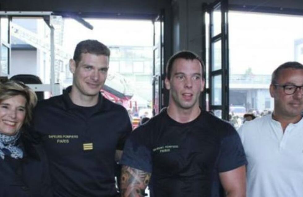 Un bombero francés bate el récord del mundo de flexiones en barra