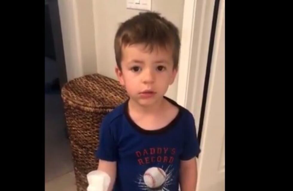 El nene que pensó que una toallita femenina era una "curita gigante" y se hizo viral