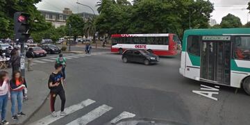 Mujer platense voló por los aires tras ser chocada por una camioneta