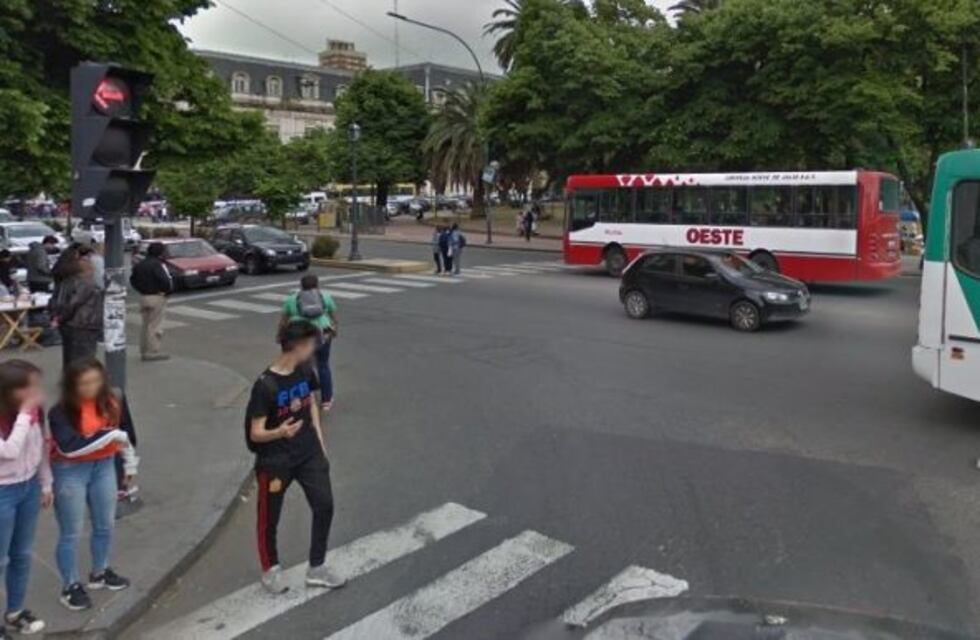 Mujer platense voló por los aires tras ser chocada por una camioneta