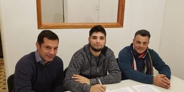 El presidente Cogo (der) junto a la incorporación, Benjamín Levato