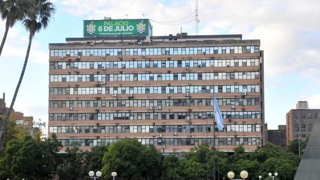 Nueva polu00e9mica en la Municipalidad por los sueldos de los empleados.