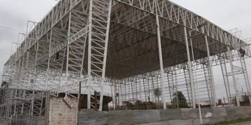 Ya están instalando el techo del micro estadio de Chaco For Ever