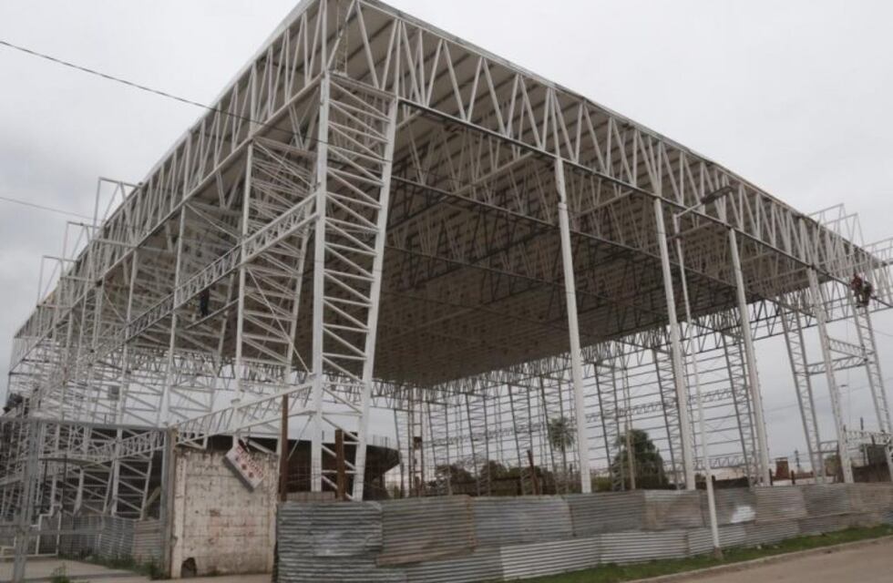 Ya están instalando el techo del micro estadio de Chaco For Ever