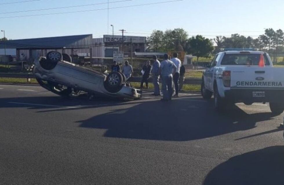 Dos violentos siniestros viales con vuelcos y heridos leves de milagro