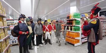 Flashmob por el día del Himno Nacional Argentino en supermercado
