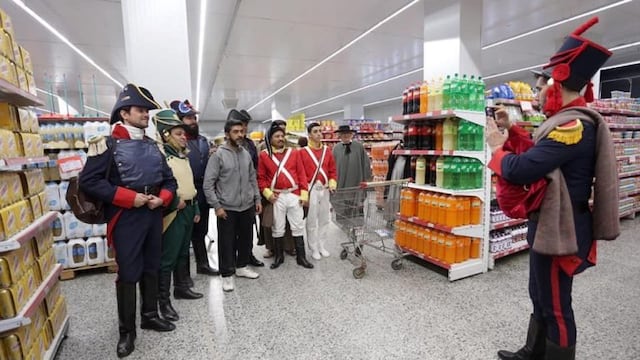 Flashmob por el día del Himno Nacional Argentino en supermercado