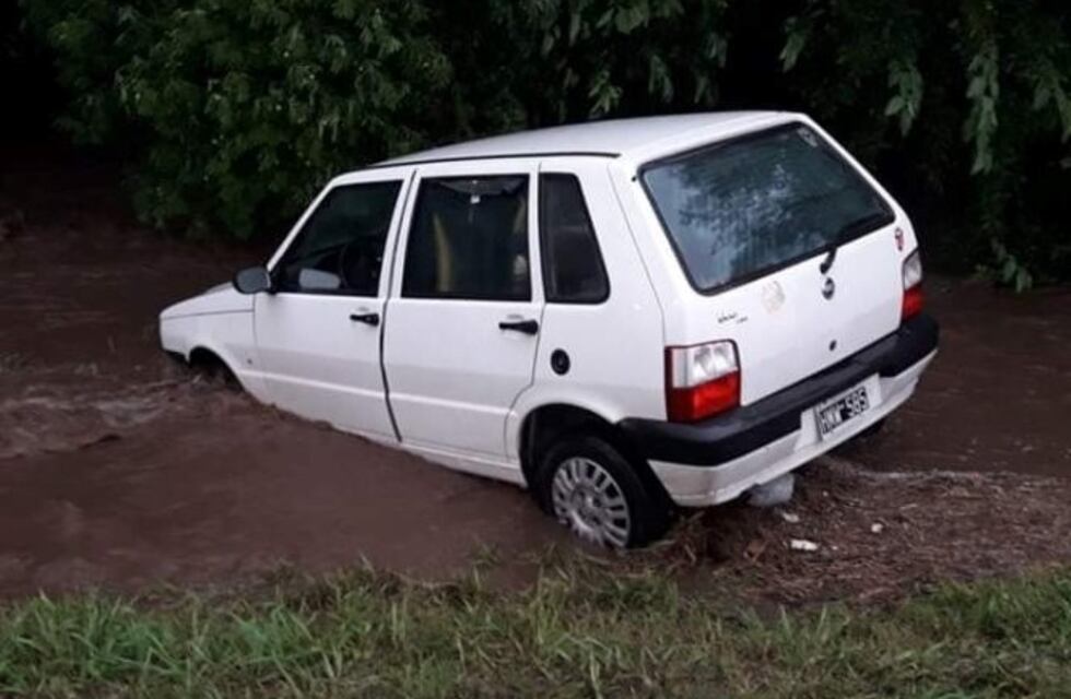 Rescataron a un auto de ser arrastrado por el agua