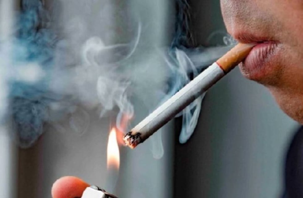 Le robaron el cigarrillo recién prendido en el semáforo