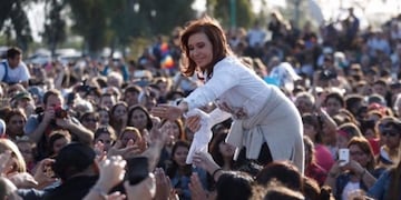 Cristina Fernández junto a sus seguidores (WEB)